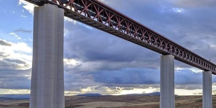 مشروع القطار السريع المكهرب الجزائري: فوائد اقتصادية وتطوير النقل